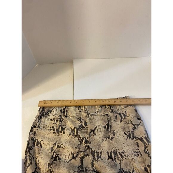 Chicos Jeggings size 6 gray snake print size .05 - Picture 3 of 6